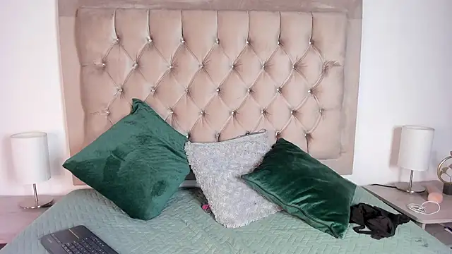 Emily Castano online show from March 2026 10:52:01 AM