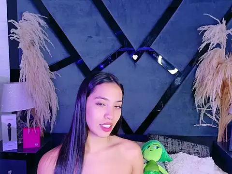 KylieWhitee online show from May 2026 02:11:01 PM
