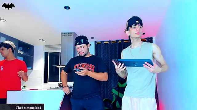 Snapshot of TheBatMansion chatting on February 2026 01:15:02 AM TheBatMansion online show from February 2026 01:15:02 AM