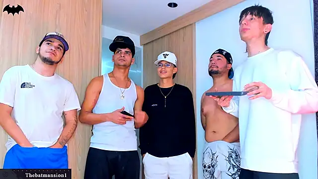 Snapshot of TheBatMansion chatting on March 2026 03:01:02 AM TheBatMansion online show from March 2026 03:01:02 AM