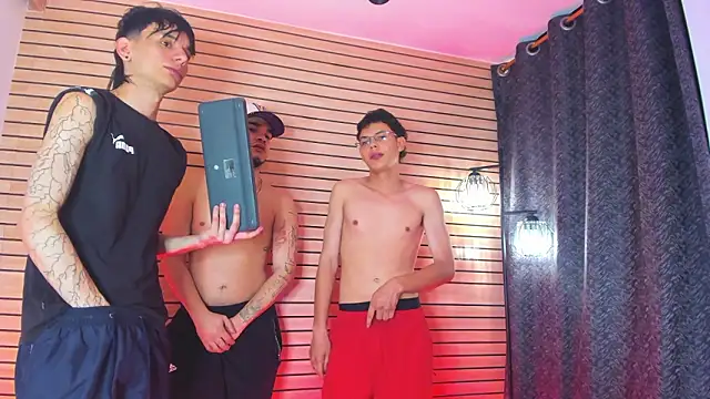 Snapshot of TheBatMansion chatting on March 2026 02:05:02 AM TheBatMansion online show from March 2026 02:05:02 AM