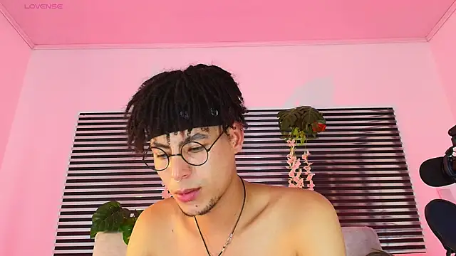 ThiiagoSaeenz online show from June 2026 03:44:01 AM