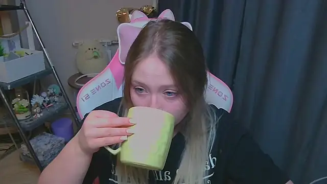 Emiliaaah online show from February 2026 05:08:01 PM