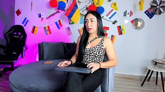 Mia Davis   online show from June 2026 11:40:02 AM