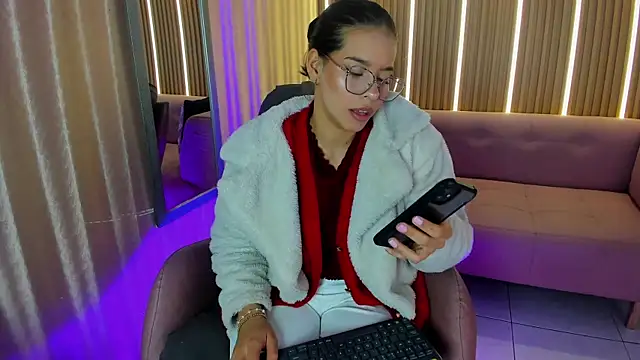 Luna Millers online show from May 2026 04:17:01 AM