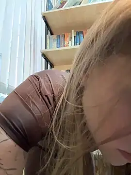 Snapshot of StreetSquirt chatting on June 2026 03:30:02 AM StreetSquirt online show from June 2026 03:30:02 AM