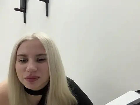 FlorAkapo online show from February 2026 04:22:01 PM