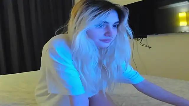 Lesyalisss online show from April 2026 06:42:01 PM