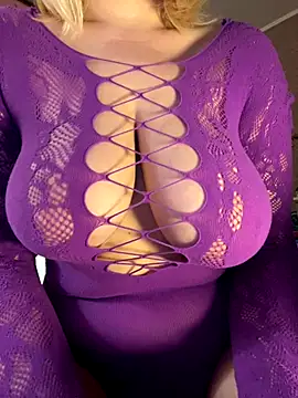 Snapshot of Best-B00bs chatting on November 2025 07:49:02 PM Best-B00bs online show from November 2025 07:49:02 PM