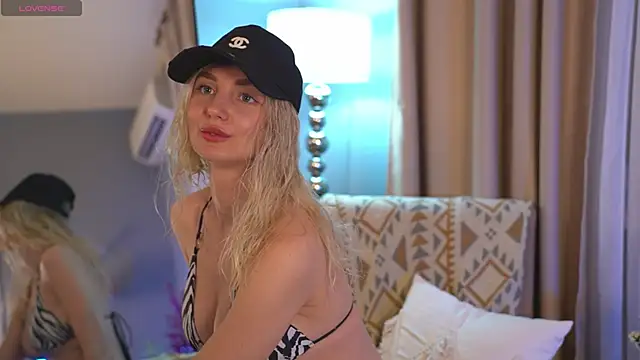 Carolllina  online show from February 2026 03:21:02 PM