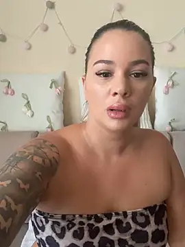 Snapshot of sexybatwomen33 chatting on June 2026 10:20:01 AM sexybatwomen33 online show from June 2026 10:20:01 AM
