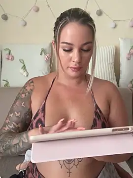 Snapshot of sexybatwomen33 chatting on June 2026 12:22:01 PM sexybatwomen33 online show from June 2026 12:22:01 PM