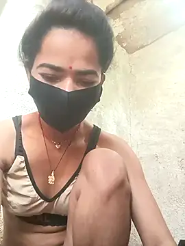 Snapshot of Sunali_Bendre chatting on March 2026 02:04:02 AM Sunali Bendre online show from March 2026 02:04:02 AM