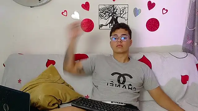 Snapshot of zilong_love20 chatting on February 2026 10:28:02 PM zilong love20 online show from February 2026 10:28:02 PM