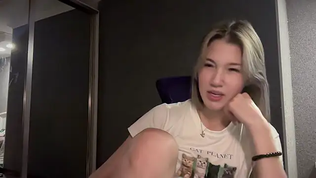 Snapshot of lilXdomiii chatting on February 2026 12:45:02 PM lilXdomiii online show from February 2026 12:45:02 PM