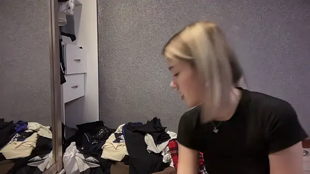 Snapshot of lilXdomiii chatting on February 2026 01:40:01 PM lilXdomiii online show from February 2026 01:40:01 PM