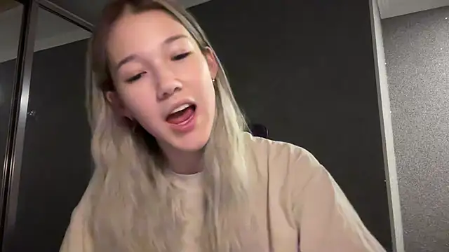 Snapshot of lilXdomiii chatting on March 2026 07:42:02 PM lilXdomiii online show from March 2026 07:42:02 PM