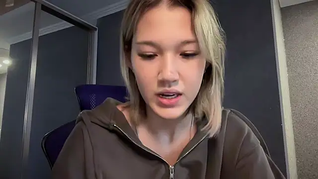 Snapshot of lilXdomiii chatting on March 2026 11:35:01 AM lilXdomiii online show from March 2026 11:35:01 AM