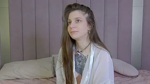 Snapshot of EileenElfie chatting on March 2026 03:47:01 AM EileenElfie online show from March 2026 03:47:01 AM