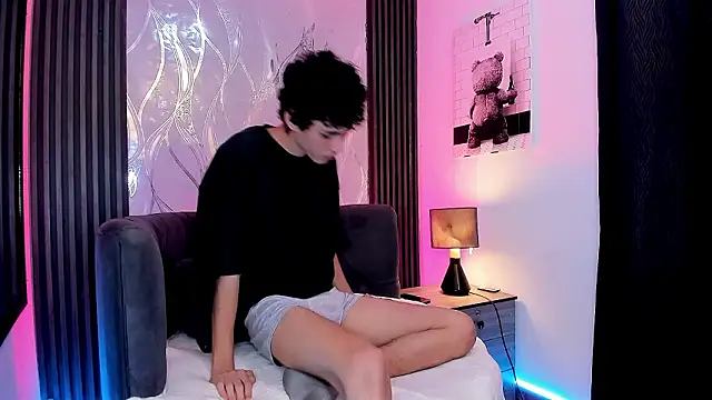 Luca Moon  online show from February 2026 12:32:01 PM