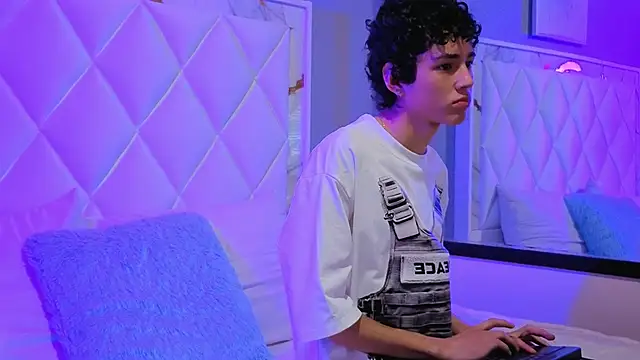 Luca Moon  online show from February 2026 11:57:02 AM