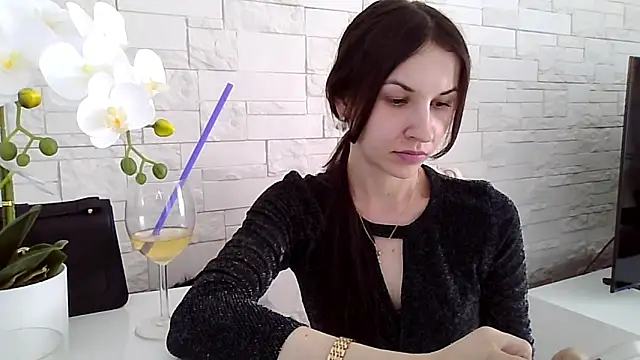 JuliaLovely online show from June 2026 02:39:01 PM