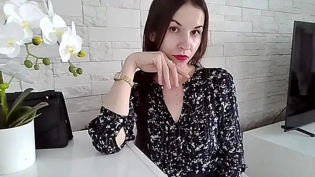 JuliaLovely online show from June 2026 02:04:01 PM
