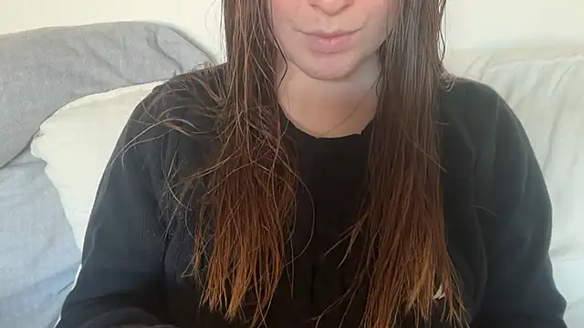 Lucyschickt online show from April 2026 05:25:01 PM