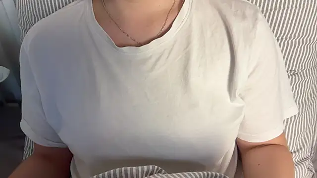 Lucyschickt online show from June 2026 06:34:02 PM