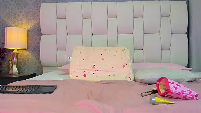 sophiaa10 online show from February 2026 07:06:02 PM