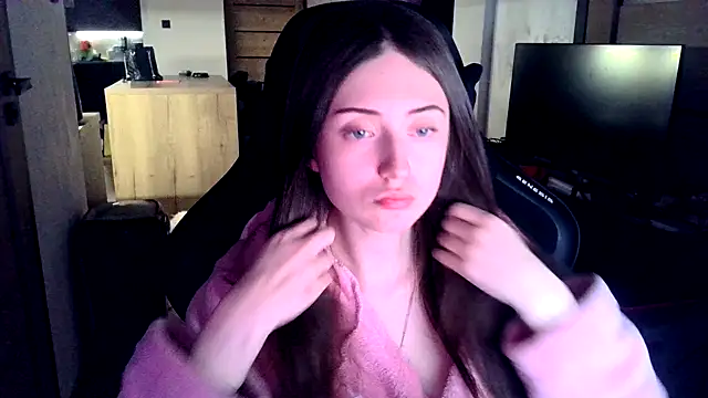 karlaluuvv online show from April 2026 08:28:02 PM