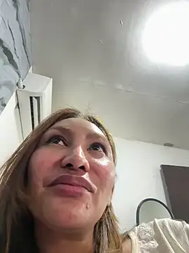 Snapshot of Rhieanne chatting on April 2026 06:47:01 AM Rhieanne online show from April 2026 06:47:01 AM