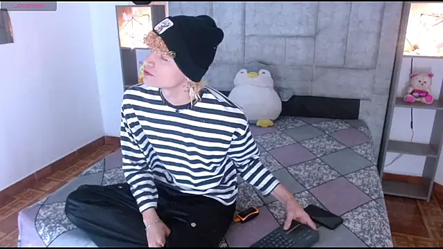 lucke collins22 online show from February 2026 07:01:02 AM