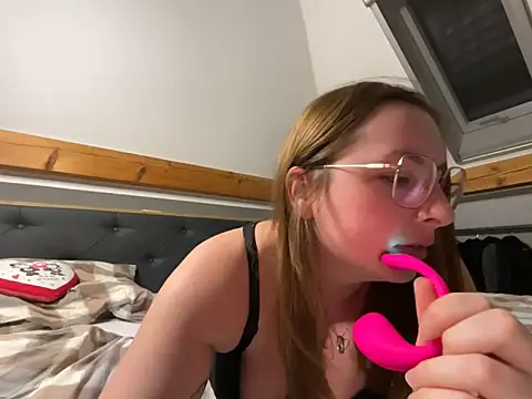 SexyBruenette online show from February 2026 06:01:01 PM