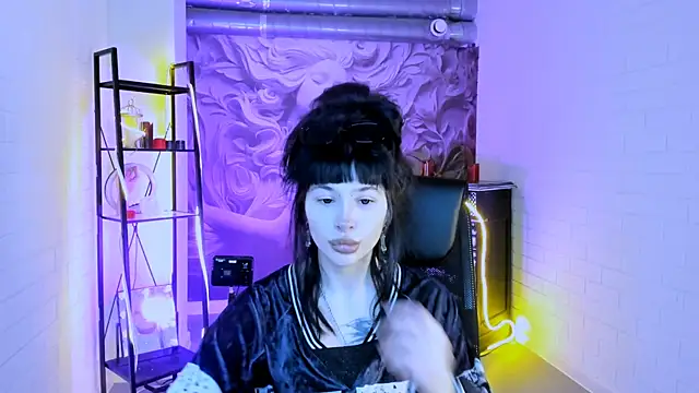 HollyDennis online show from February 2026 01:37:02 PM