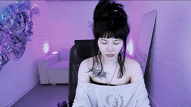 HollyDennis online show from February 2026 01:15:01 PM