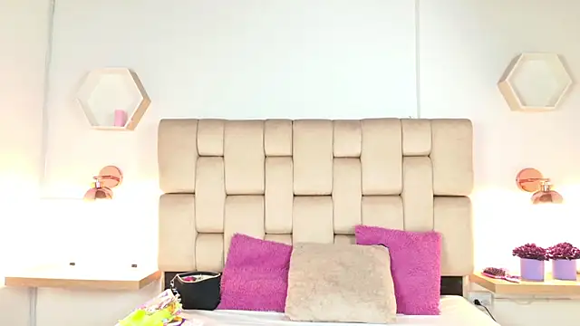 Kendall  11 online show from April 2026 09:04:01 PM