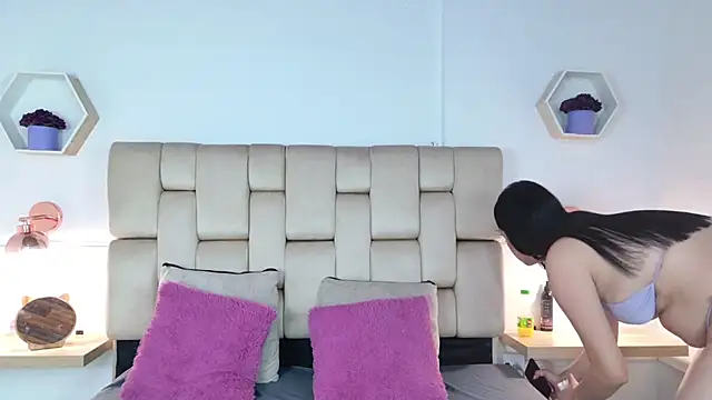 Kendall  11 online show from April 2026 03:33:02 AM