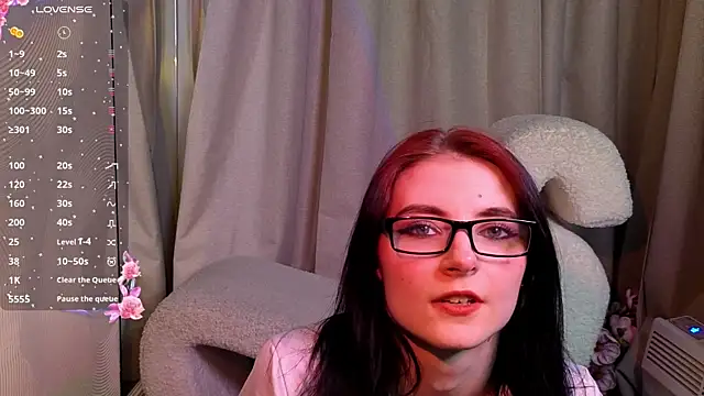 NicoleLuxe online show from April 2026 06:50:01 PM