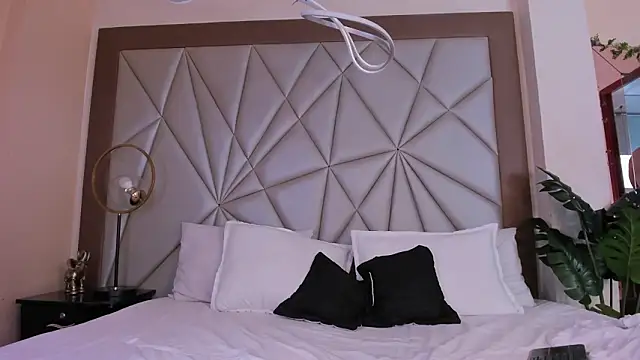 valenssio moretti online show from March 2026 08:04:01 PM