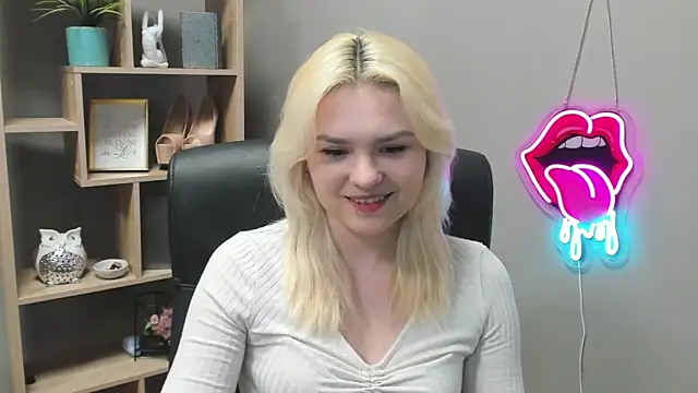 Snapshot of SweetLilyxo chatting on February 2026 07:42:02 AM SweetLilyxo online show from February 2026 07:42:02 AM