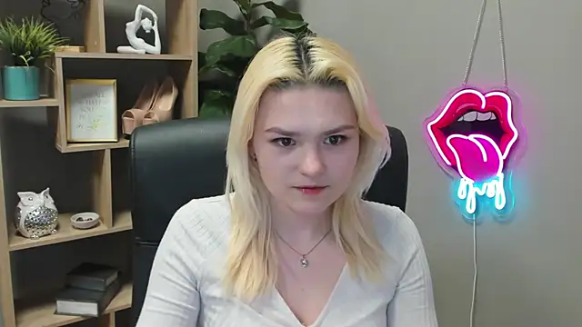 Snapshot of SweetLilyxo chatting on March 2026 07:34:01 AM SweetLilyxo online show from March 2026 07:34:01 AM