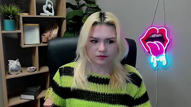 Snapshot of SweetLilyxo chatting on March 2026 02:31:02 PM SweetLilyxo online show from March 2026 02:31:02 PM