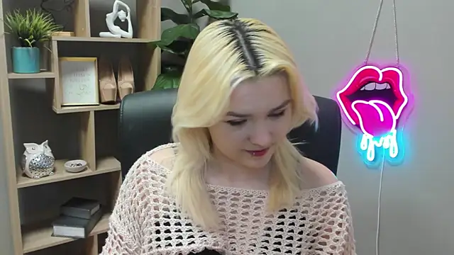 Snapshot of SweetLilyxo chatting on March 2026 07:22:02 AM SweetLilyxo online show from March 2026 07:22:02 AM