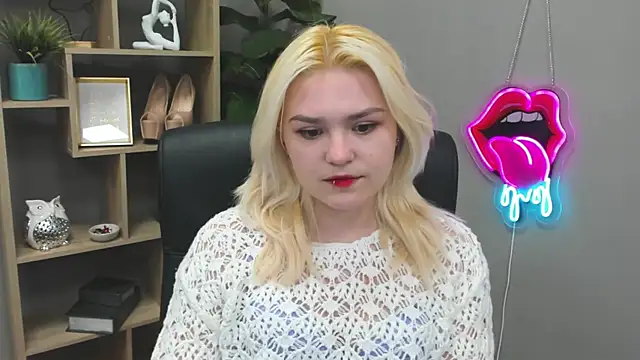 Snapshot of SweetLilyxo chatting on March 2026 08:18:01 AM SweetLilyxo online show from March 2026 08:18:01 AM