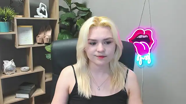 Snapshot of SweetLilyxo chatting on March 2026 07:25:02 AM SweetLilyxo online show from March 2026 07:25:02 AM