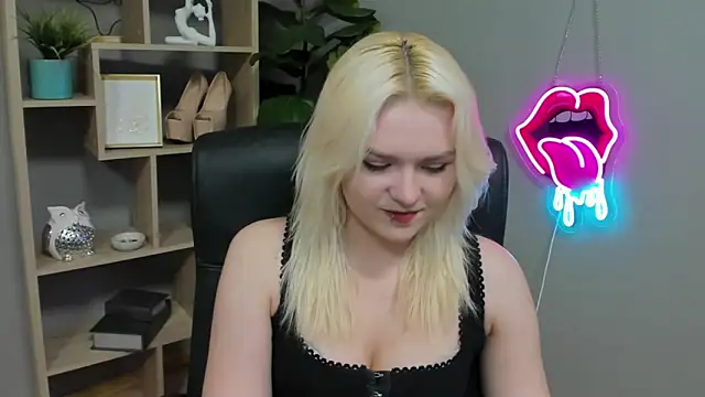 SweetLilyxo online show from March 2026 01:33:01 PM