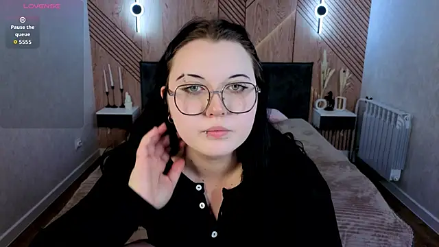 Snapshot of Kira_G0ld chatting on May 2026 09:17:02 AM Kira G0ld online show from May 2026 09:17:02 AM