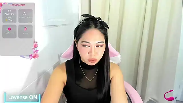 Ursweetyshaine online show from June 2026 12:37:01 AM