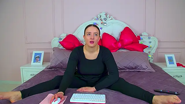 Snapshot of ElinaBellucci chatting on March 2026 04:19:01 AM ElinaBellucci online show from March 2026 04:19:01 AM